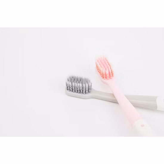 Escova de dentes manual de limpeza profunda com cerdas de nylon por atacado Escova de dentes de plástico para adultos de luxo personalizada de marca própria